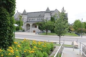 Queen's campus building