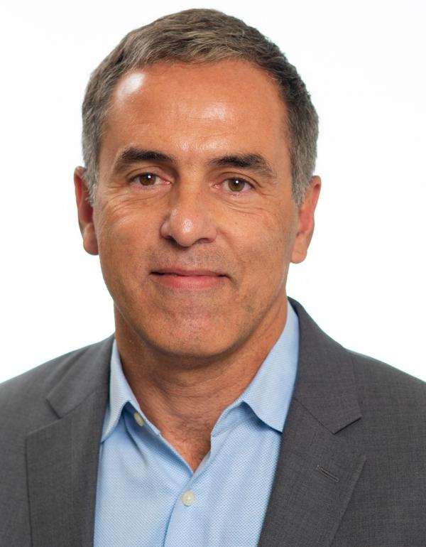 Dr.   Claudio Soares